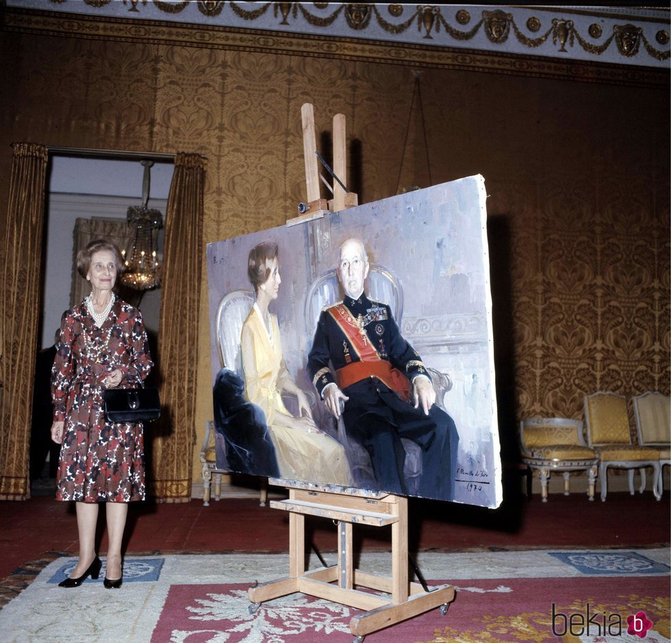 Carmen Polo posa junto a un retrato en el que aparece junto a su marido