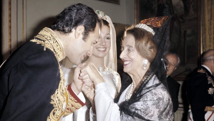 Alfonso de Borbón besando a Carmen Polo el día de su boda con Carmen Martínez-Bordiú