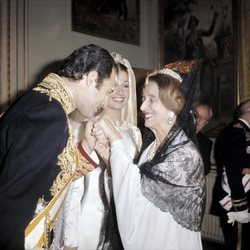Alfonso de Borbón besando a Carmen Polo el día de su boda con Carmen Martínez-Bordiú