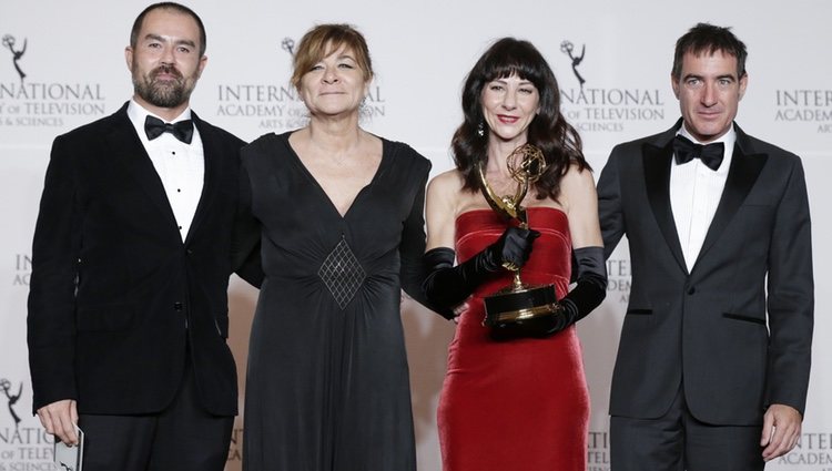 Alex Pina y Sonia Maríinez y compañía tras recoger el Premio Emmy de 'La Casa de Papel'