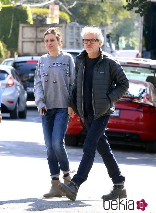 Alfonso Cuarón y Shererazade Goldsmith dando un paseo