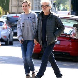 Alfonso Cuarón y Shererazade Goldsmith dando un paseo