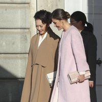 La Reina Letizia y la Primera Dama de China muy cómplices en el Palacio Real de Madrid
