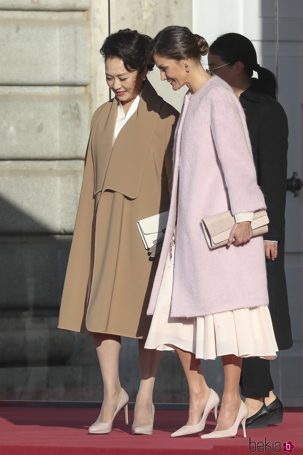 La Reina Letizia y la Primera Dama de China muy cómplices en el Palacio Real de Madrid