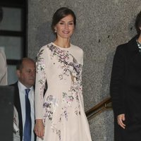 La Reina Letizia durante su visita al Teatro Real junto a la Primera Dama de China
