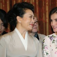 La Reina Letizia y la Primera Dama de China sonrientes durante su visita al Teatro Real
