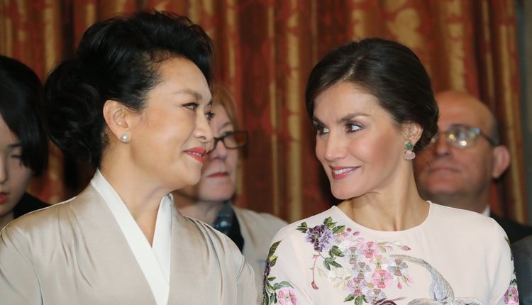 La Reina Letizia y la Primera Dama de China sonrientes durante su visita al Teatro Real