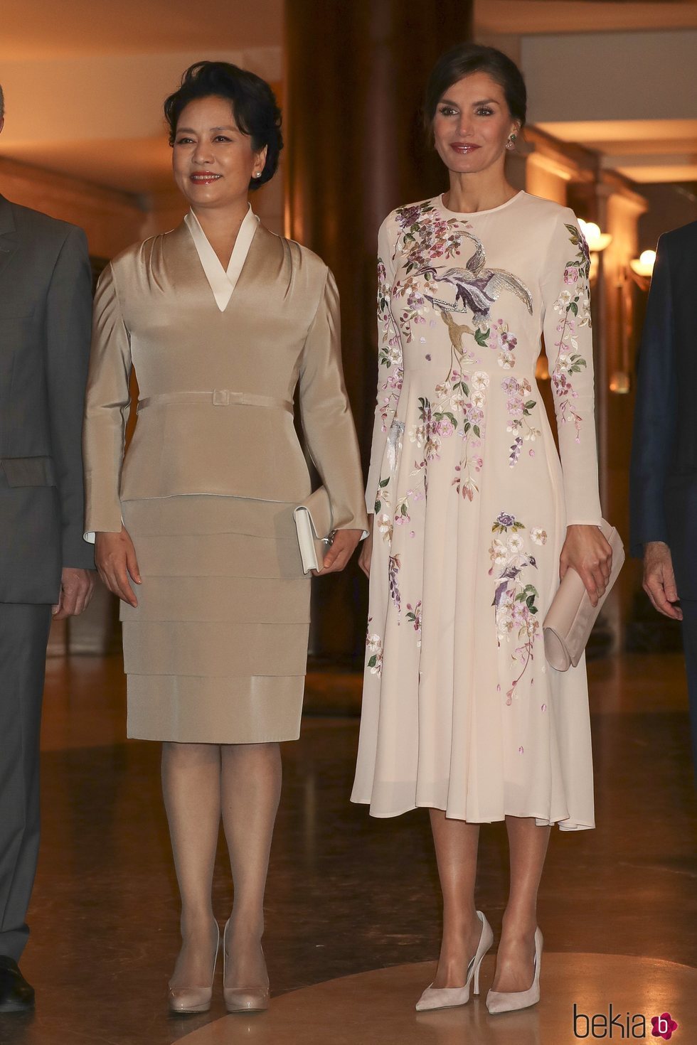 La Reina Letizia y la Primera Dama de China posan durante su visita al Teatro Real