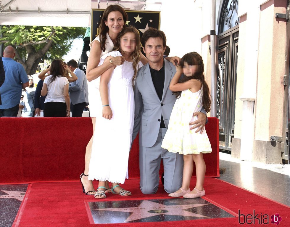 Jason Bateman junto a su familia el día que recibió su estrella en el Paseo de la Fama