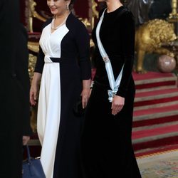 La Reina Letizia y Peng Liyuan en la cena de gala al presidente de China