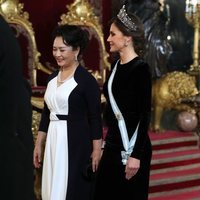 La Reina Letizia y Peng Liyuan en la cena de gala al presidente de China