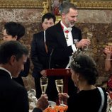 El Rey Felipe brinda con Begoña Gómez y la Reina Letizia con Pedro Sánchez en la cena al Presidente de China