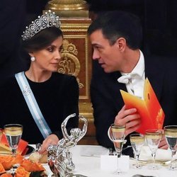 La Reina Letizia y Pedro Sánchez en la cena de gala al Presidente de China