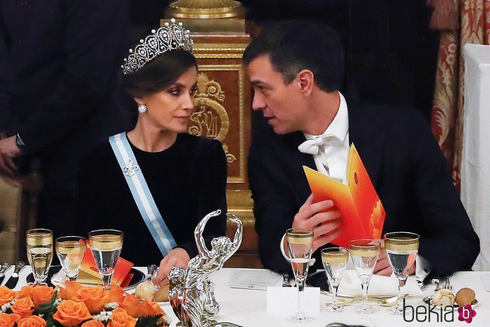 La Reina Letizia y Pedro Sánchez en la cena de gala al Presidente de China