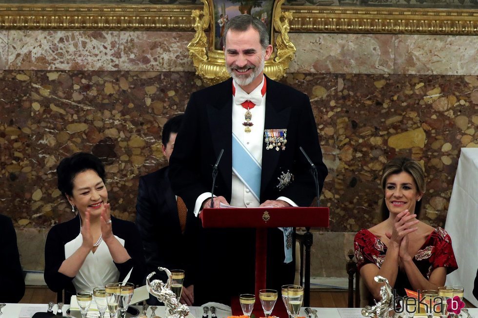 El Rey Felipe dando un discurso junto a Begoña Gómez y Peng Liyuan en la cena de gala al Presidente de China