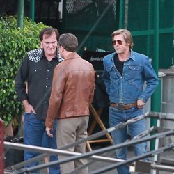 Quentin Tarantino junto a Brad Pitt y Leonardo DiCaprio en el rodaje