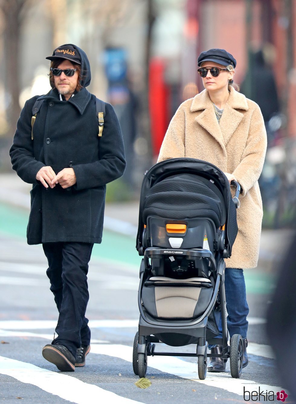 Diane Kruger y Norman Reedus pasean con su primer hijo