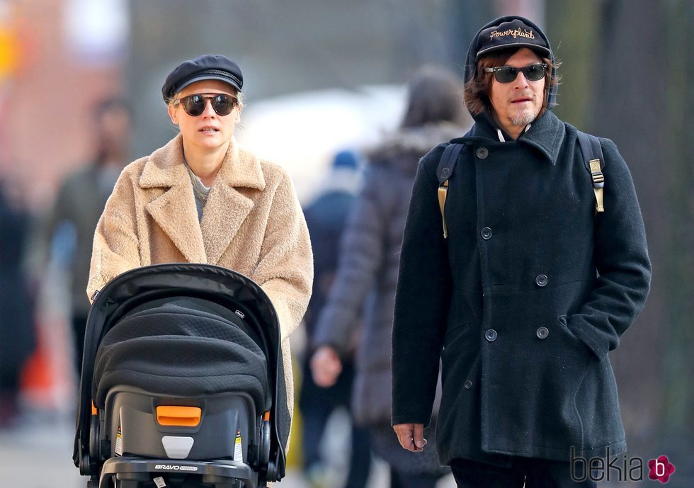 Diane Kruger y Norman Reedus paseando con su hijo