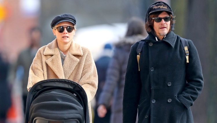 Diane Kruger y Norman Reedus paseando con su hijo