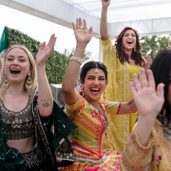 Priyanka Chopra y Sophie Turner durante la boda de Nick Jonas y Priyanka Chopra