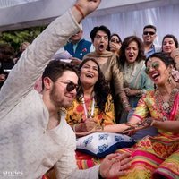 Nick Jonas y Priyanka Chopra durante la celebración del Mehendi