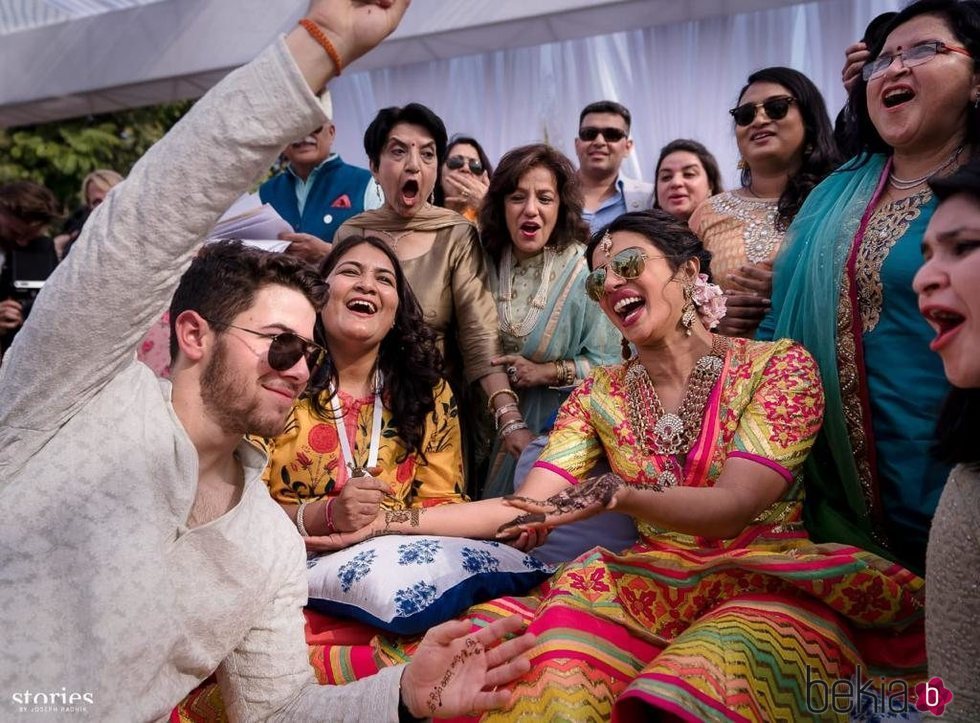 Nick Jonas y Priyanka Chopra durante la celebración del Mehendi