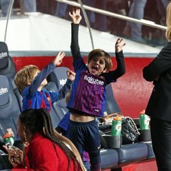 Milan y Sasha Piqué divirtiéndose en el Camp Nou