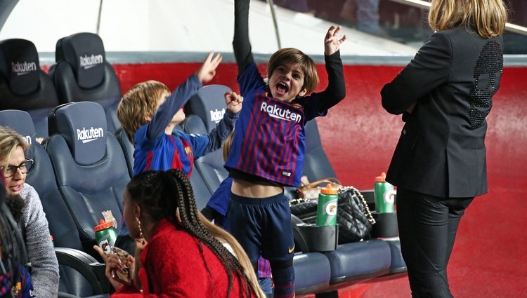 Milan y Sasha Piqué divirtiéndose en el Camp Nou