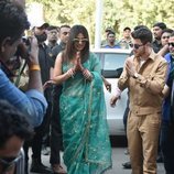 Nick Jonas y Priyanka Chopra saludando en el aeropuerto de Jodhpur