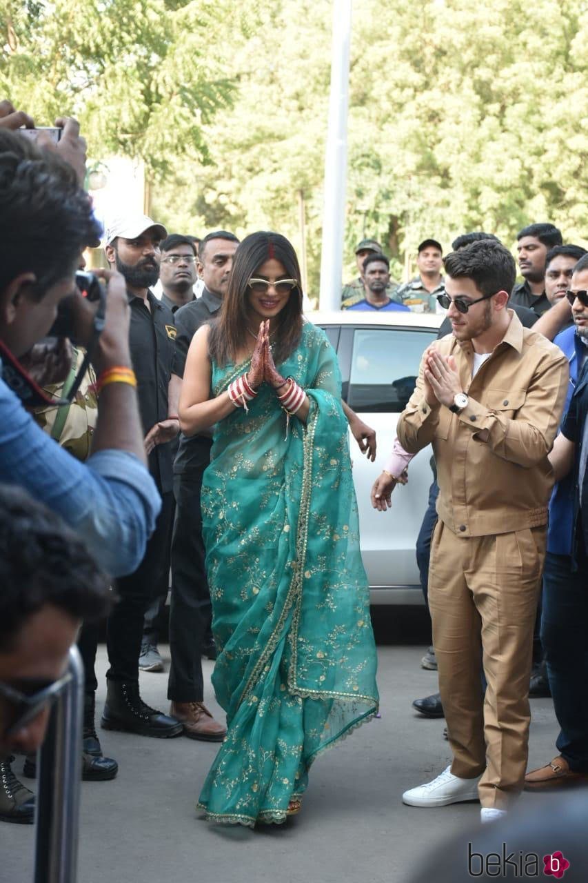 Nick Jonas y Priyanka Chopra saludando en el aeropuerto de Jodhpur