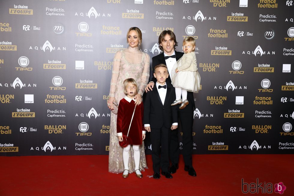 Luka Modric con toda su familiai recogiendo su Balón de Oro
