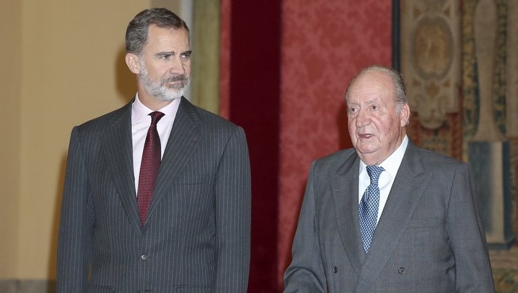 El Rey Felipe y el Rey Juan Carlos en la audiencia por el 40 aniversario de la Constitución