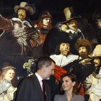 Los Reyes Felipe y Letizia, muy cómplices en la inauguración de una exposición por el 40 aniversario de la Constitución Española