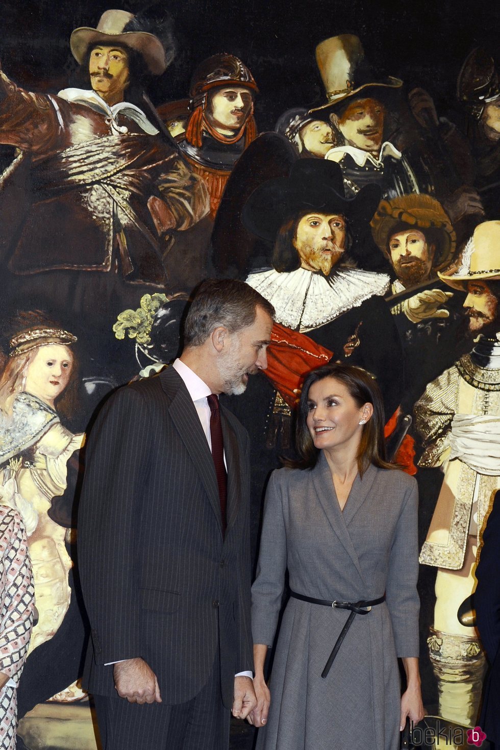 Los Reyes Felipe y Letizia, muy cómplices en la inauguración de una exposición por el 40 aniversario de la Constitución Española