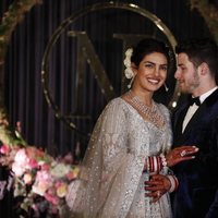 Nick Jonas y Priyanka Chopra posan en la recepción de su boda en Nueva Delhi