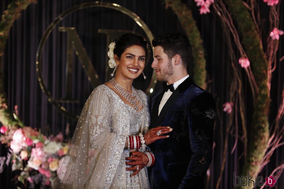 Nick Jonas y Priyanka Chopra posan en la recepción de su boda en Nueva Delhi