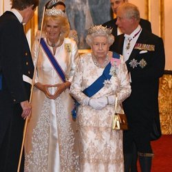 La Reina Isabel, el Príncipe Carlos, Camilla Parker y los Duques de Cambridge en la recepción al Cuerpo Diplomático