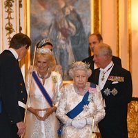 La Reina Isabel, el Príncipe Carlos, Camilla Parker y los Duques de Cambridge en la recepción al Cuerpo Diplomático