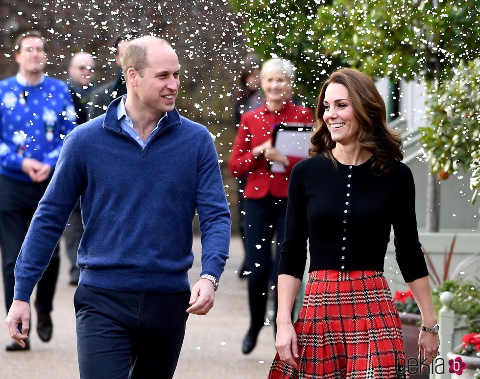El Príncipe Guillermo y Kate Middleton en una recepción navideña en Kensington Palace