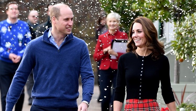 El Príncipe Guillermo y Kate Middleton en una recepción navideña en Kensington Palace