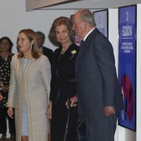 Los Reyes Juan Carlos y Sofía con Ana Pastor en la inauguración de la exposición 'Democracia 1978-2018'