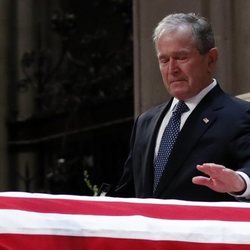 George W. Bush emocionado en el funeral de su padre