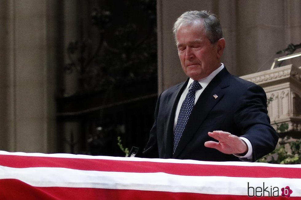 George W. Bush emocionado en el funeral de su padre