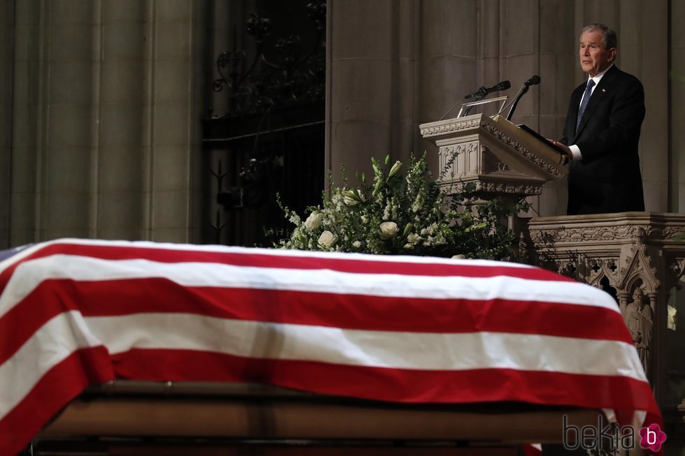 George W. Bush durante su discurso en el funeral de su padre
