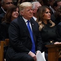Donald y Melania Trump junto a Barack Obama en el funeral de George W. H. Bush