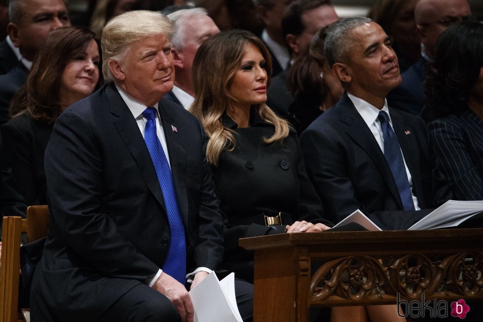 Donald y Melania Trump junto a Barack Obama en el funeral de George W. H. Bush