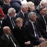 Príncipe Carlos de Inglaterra y Angela Merkel en el funeral de George W. H. Bush
