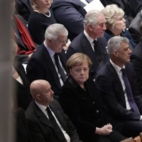 Príncipe Carlos de Inglaterra y Angela Merkel en el funeral de George W. H. Bush