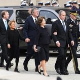 George W. Bush y Laura Bush llegando al funeral de George W. H. Bush