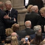 Bill Clinton y Hillary Clinton en el funeral de George W. H. Bush